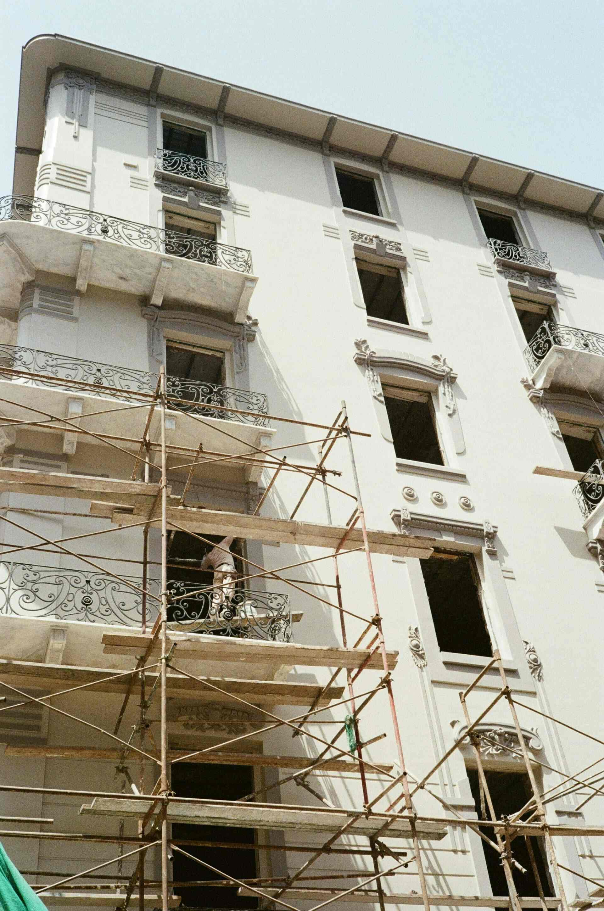 Ein hohes Gebäude, umgeben von einem Gerüst.