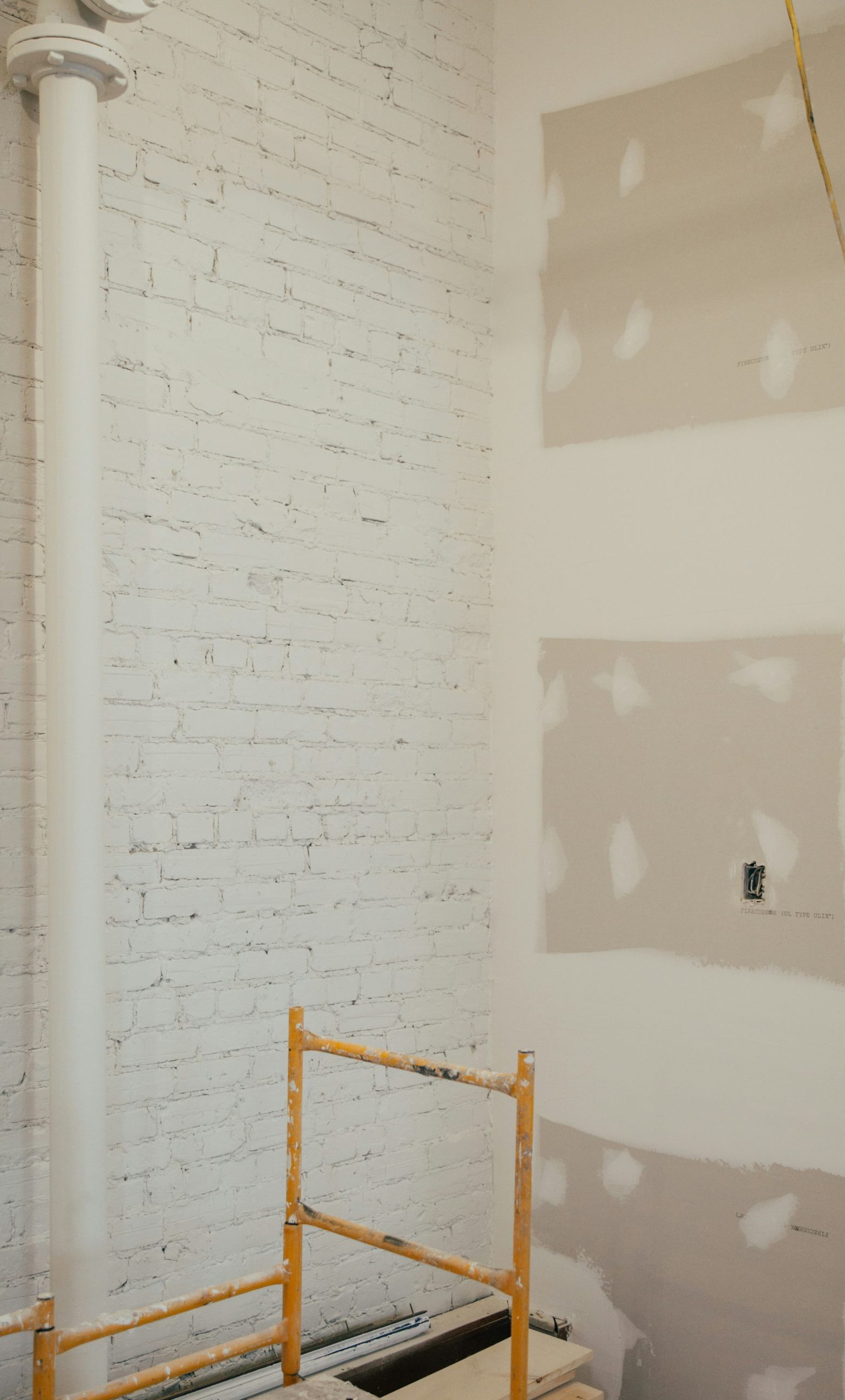 gelber und weißer Holzschrank